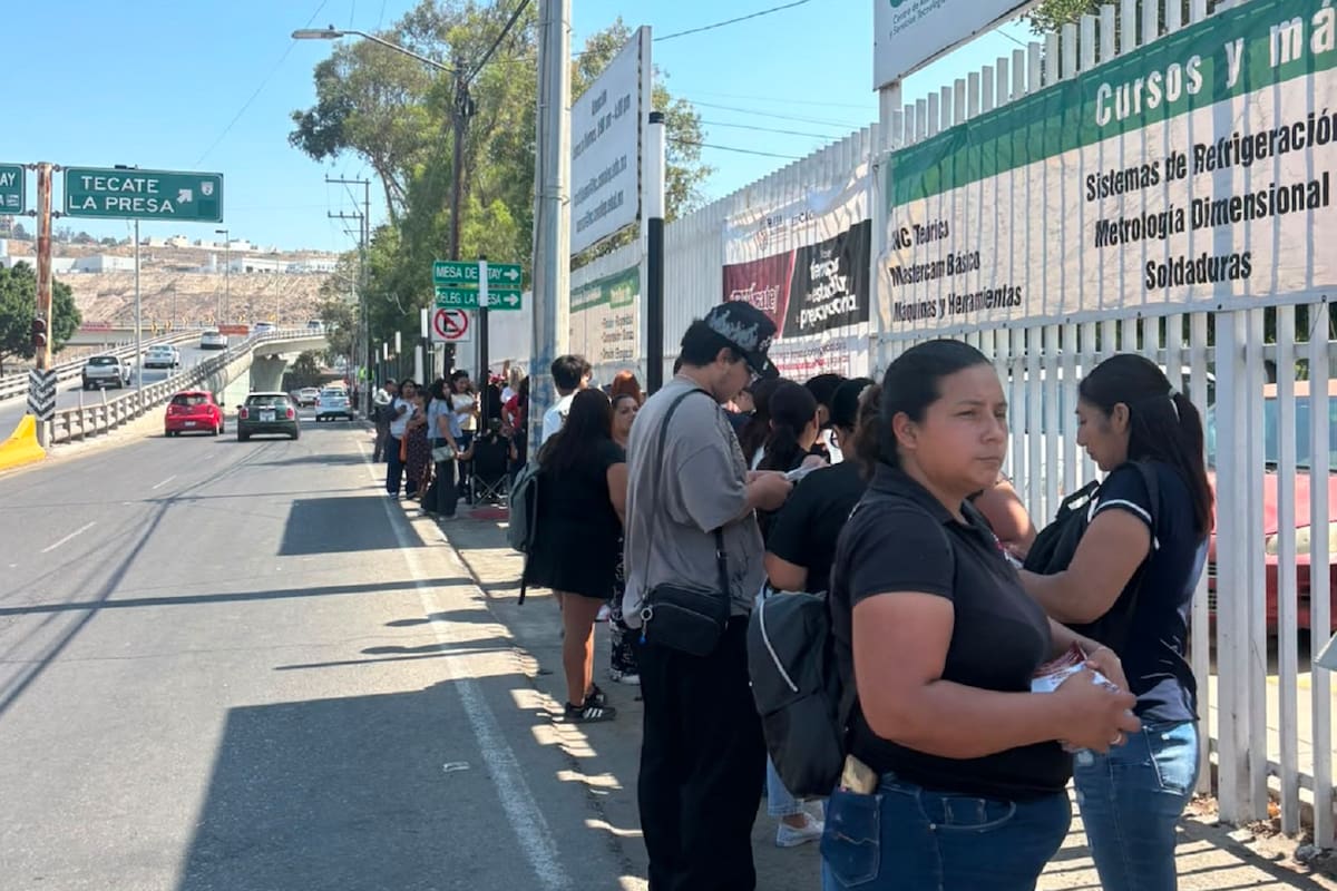 Padres se quedan sin atención en CAST de Tijuana por acudir sin cita previa