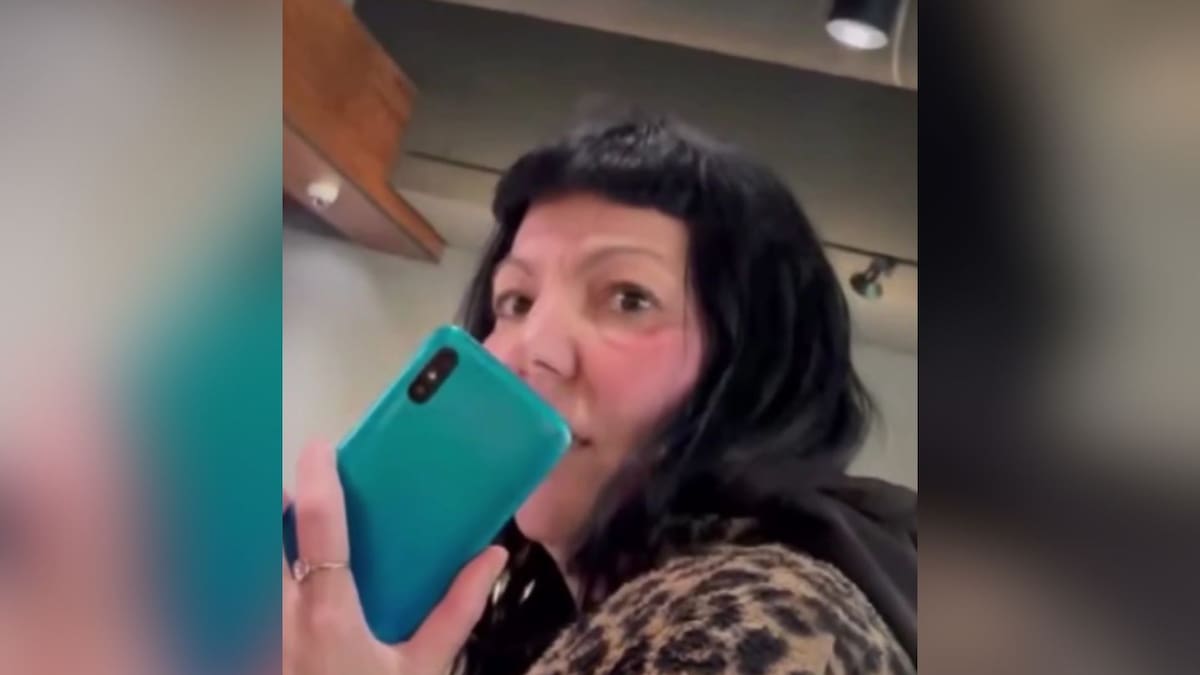 Video viral: mujer reclama a barista de Starbucks por usar una diadema mexicana en CDMX