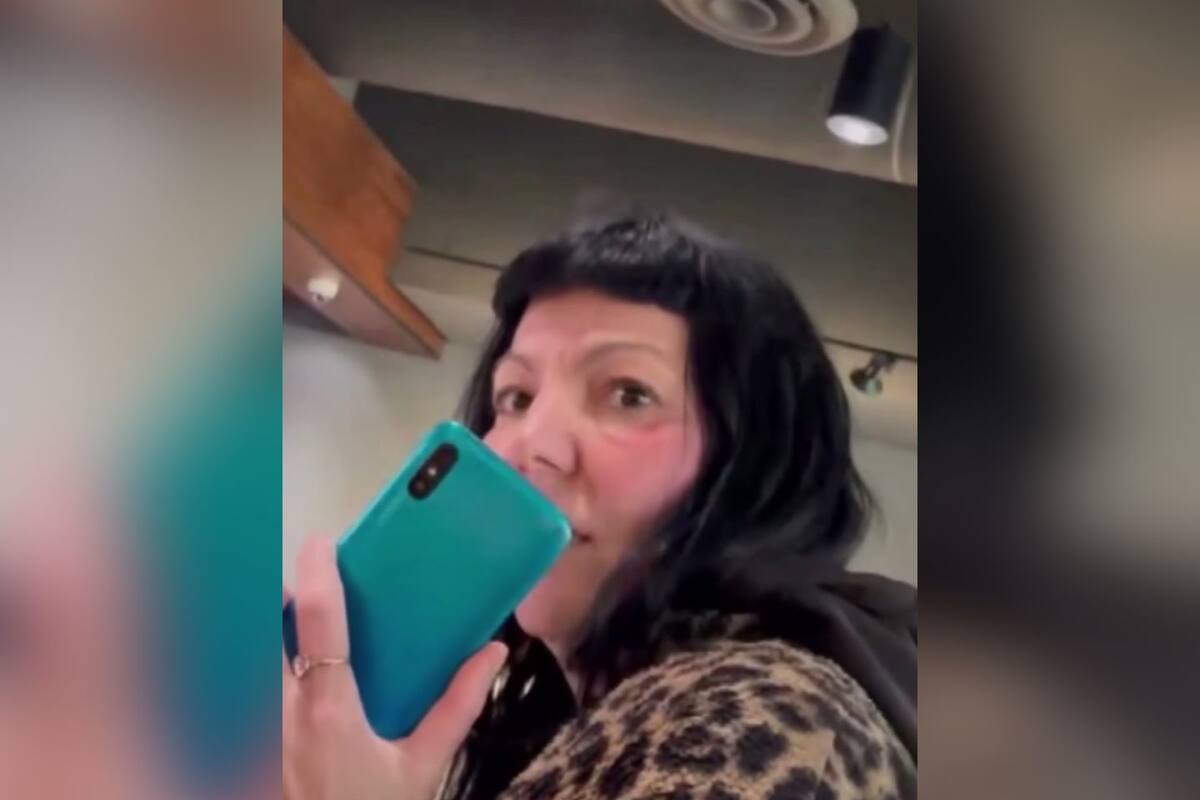 Video viral: mujer reclama a barista de Starbucks por usar una diadema mexicana en CDMX