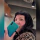 Mujer reclama a barista de Starbucks por usar una diadema