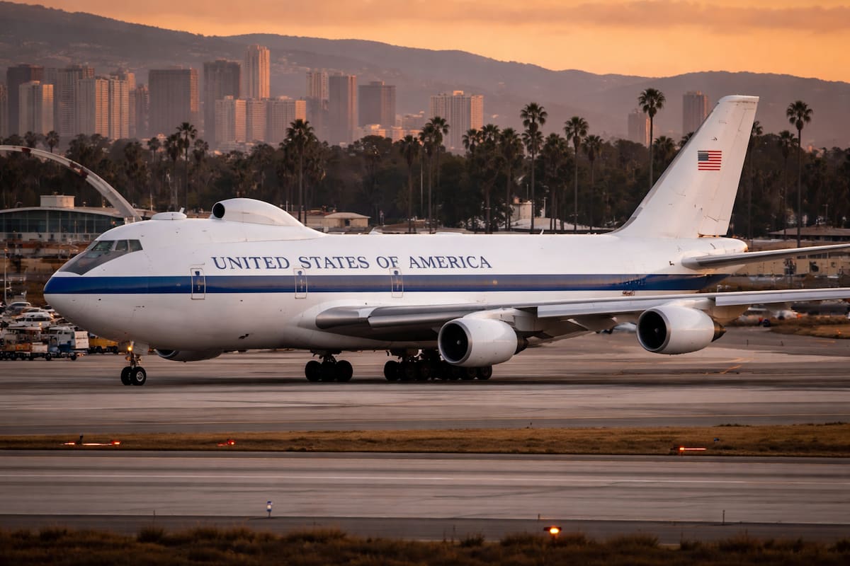 Aterriza en Los Ángeles el “avión del juicio final”, una aeronave diseñada para resistir ataques nucleares y dirigir a Estados Unidos en emergencias extremas, lo que desata reacciones en redes