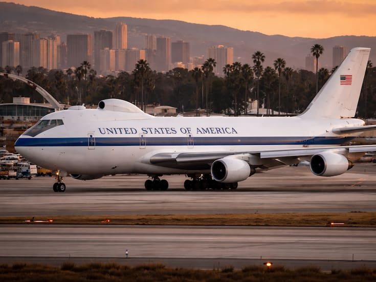 Aterriza en Los Ángeles el “avión del juicio final”, una aeronave diseñada para resistir ataques nucleares y dirigir a Estados Unidos en emergencias extremas, lo que desata reacciones en redes