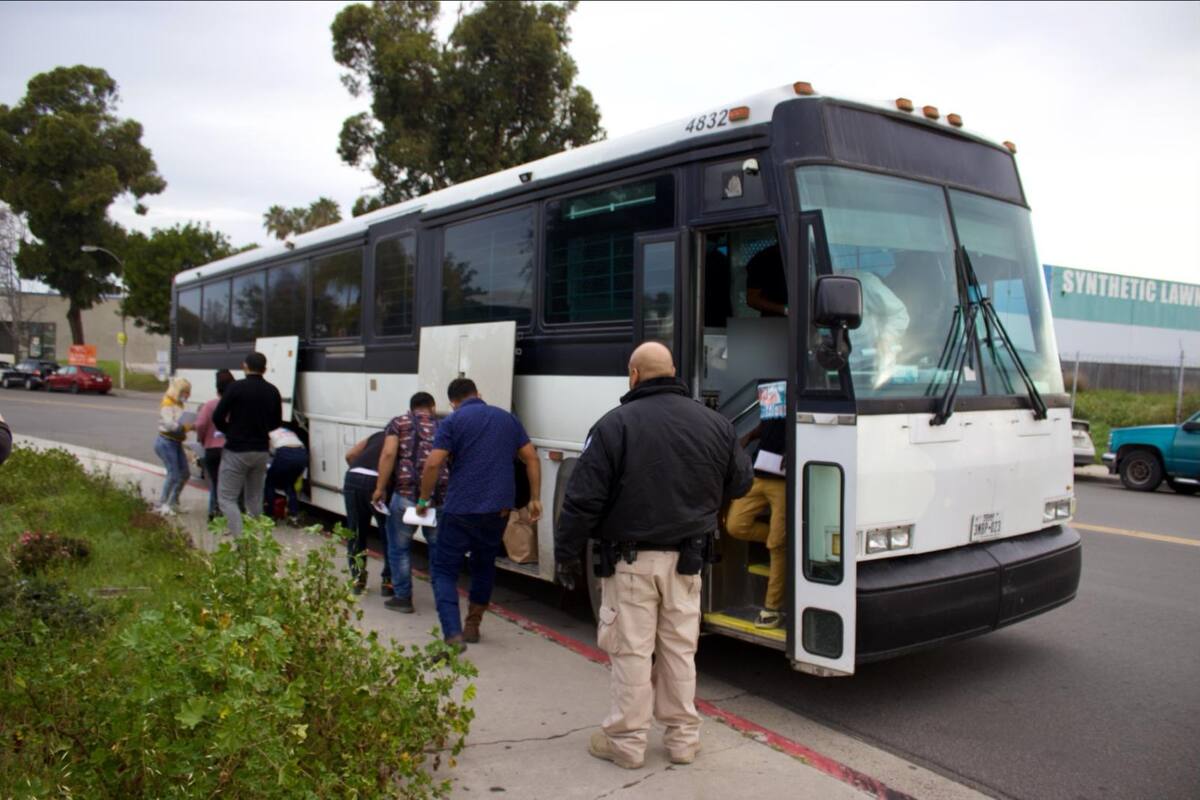 Liberan a cientos de migrantes en centro de tránsito de San Diego