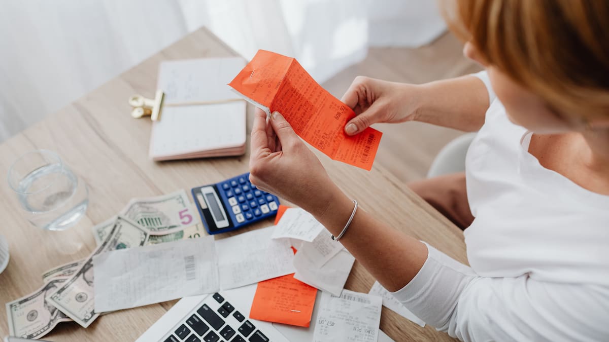 La psicología explica que guardar recibos y tickets de compras antiguas no significa ser una persona acumuladora, sino una forma de buscar control, reducir la incertidumbre y sentirse preparado ante posibles imprevistos
