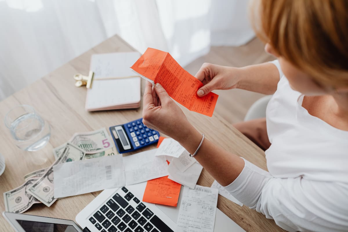 La psicología explica que guardar recibos y tickets de compras antiguas no significa ser una persona acumuladora, sino una forma de buscar control, reducir la incertidumbre y sentirse preparado ante posibles imprevistos