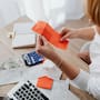 La psicología explica que guardar recibos y tickets de compras antiguas no significa ser una persona acumuladora, sino una forma de buscar control, reducir la incertidumbre y sentirse preparado ante posibles imprevistos
