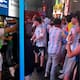VIDEO: Aficionado de Argentina y Argelia protagonizan pelea en Times Square previo al partido del Mundial