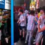 VIDEO: Aficionado de Argentina y Argelia protagonizan pelea en Times Square previo al partido del Mundial