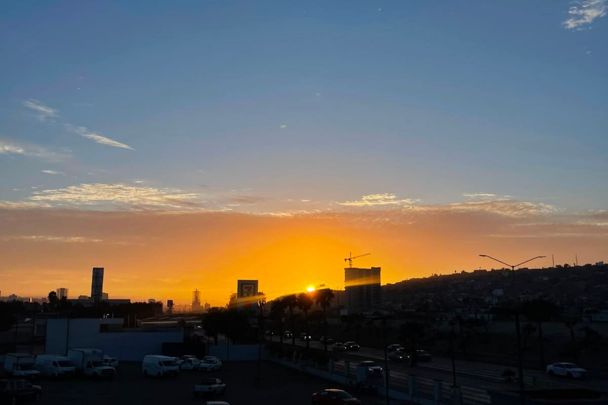 Atardecer pinta de naranja el cielo de Tijuana