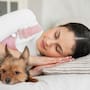 ¿Es bueno o malo dormir con tu perro en la cama?