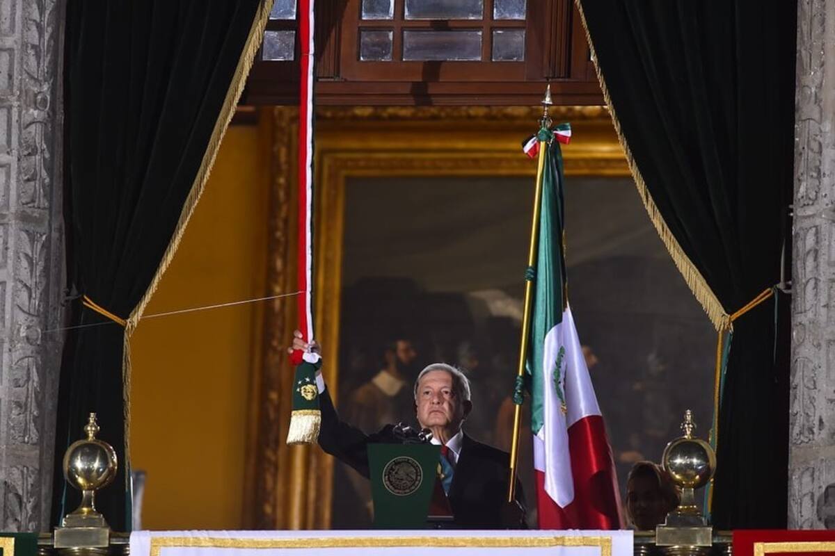 Multitud corea a AMLO "no estás solo" durante el primer Grito de Independencia