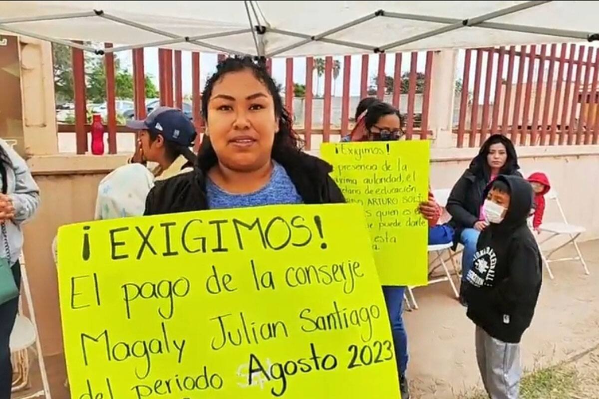 Padres cierran escuela en SQ para evitar el despido de conserje