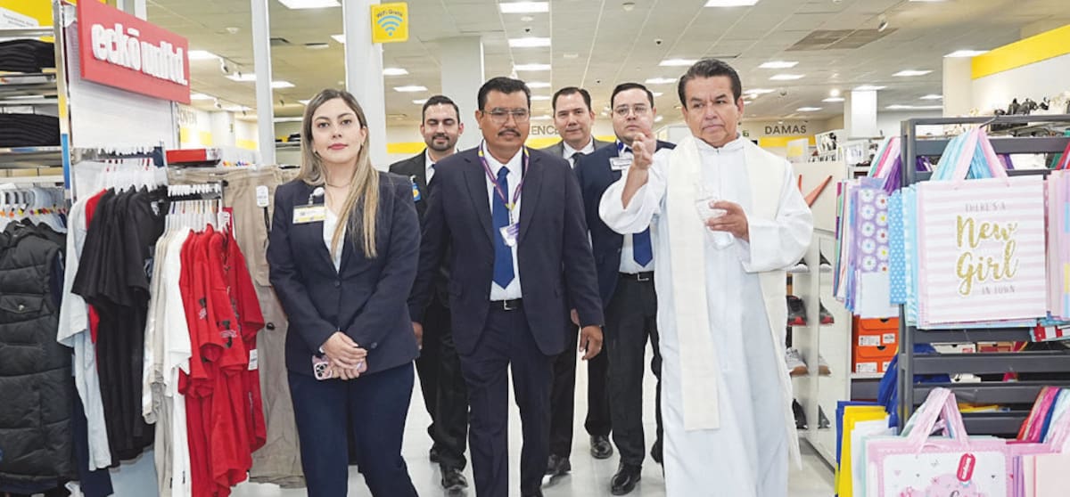 El padre David Ortega se encargó de bendecir las instalaciones de la nueva tienda.