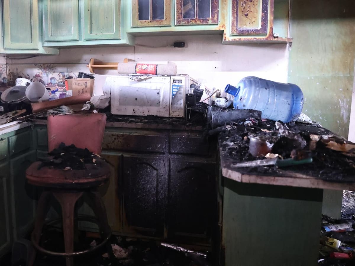 Un incendio consumió el taller de carpintería de una familia en Mexicali, dejando también la triste pérdida de su perrita Laika l Foto: Juan J. Morales