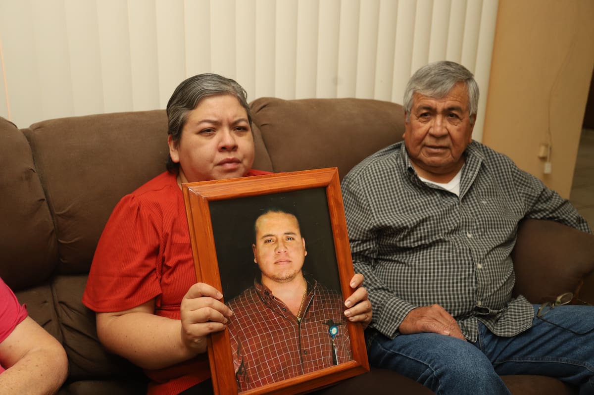 Entrevista a los padre y Hermana de Alfredo Jiménez Mota Aquí su papa don José Alfredo Jiménez Hernández y Leticia Jiménez Mota Hermana