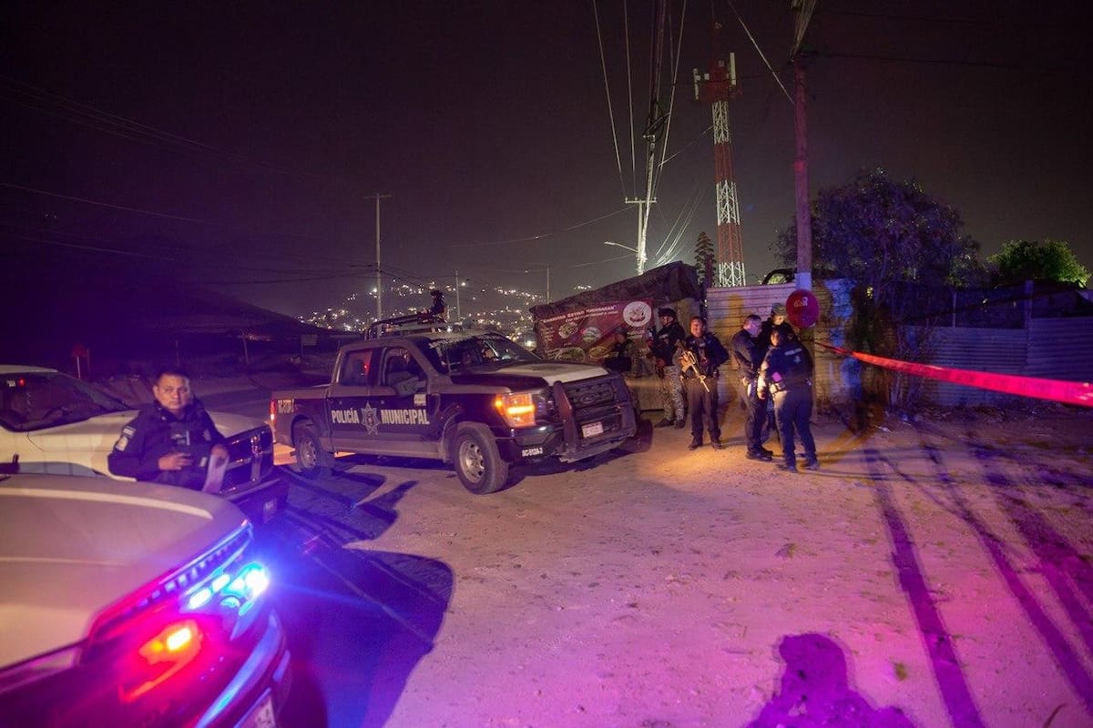 Localizan a dos hombres sin vida, maniatados y con huellas de violencia en la Carretera Antigua a Tecate