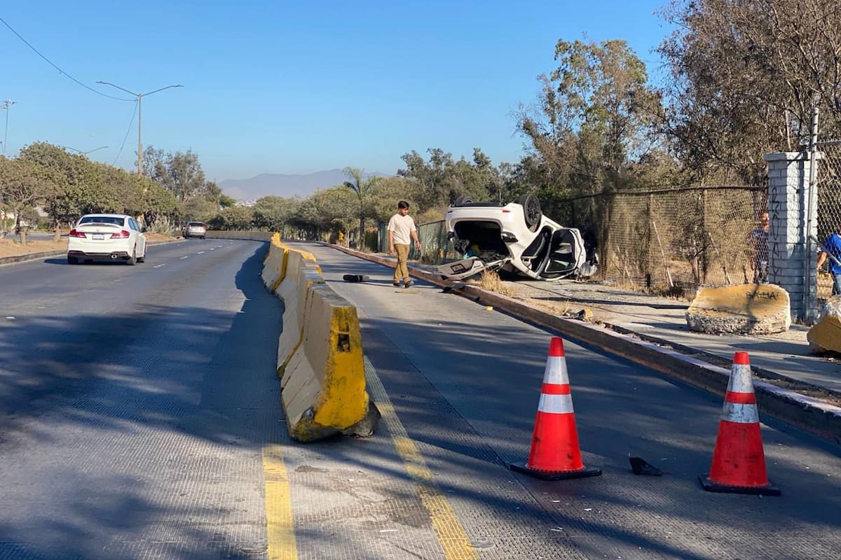 Accidente vehicular en la Ready Lane de Otay deja un auto volcado
