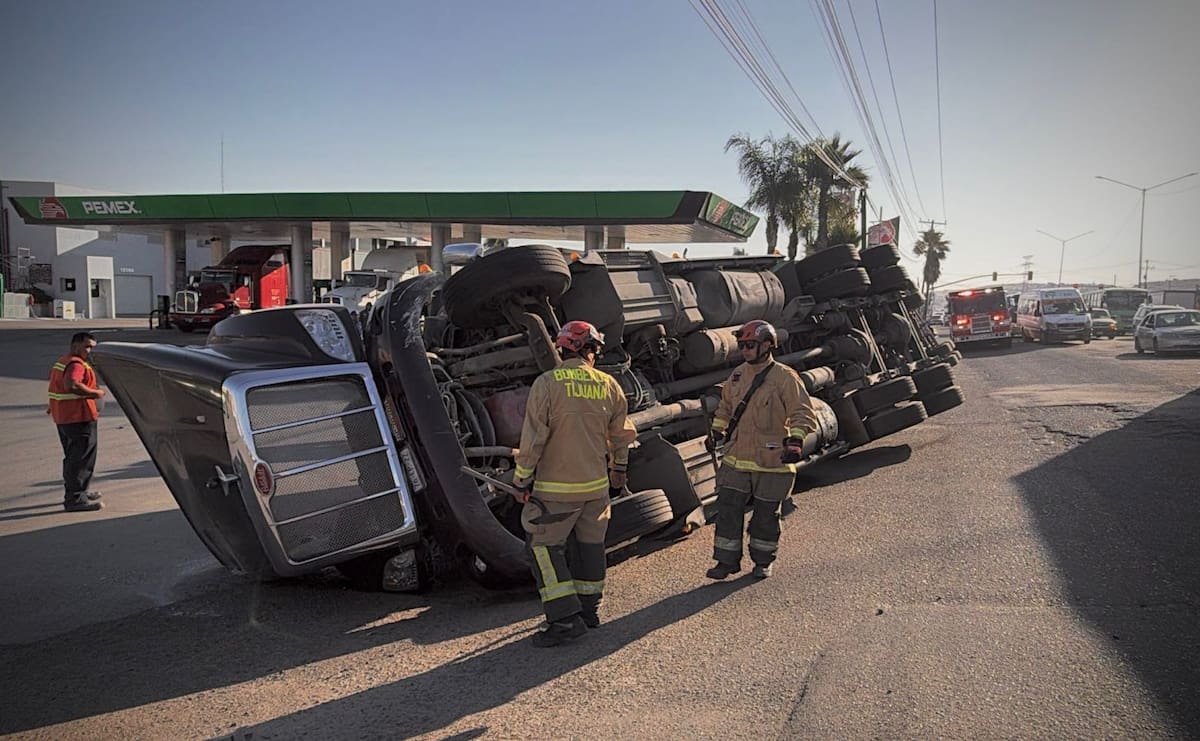 Un tráiler cargado con vigas volcó sobre la carretera libre Tijuana-Tecate, a la altura de El Refugio; el conductor resultó ileso y el accidente habría ocurrido tras perder el control al orillarse sobre un desnivel. Foto: Border Zoom