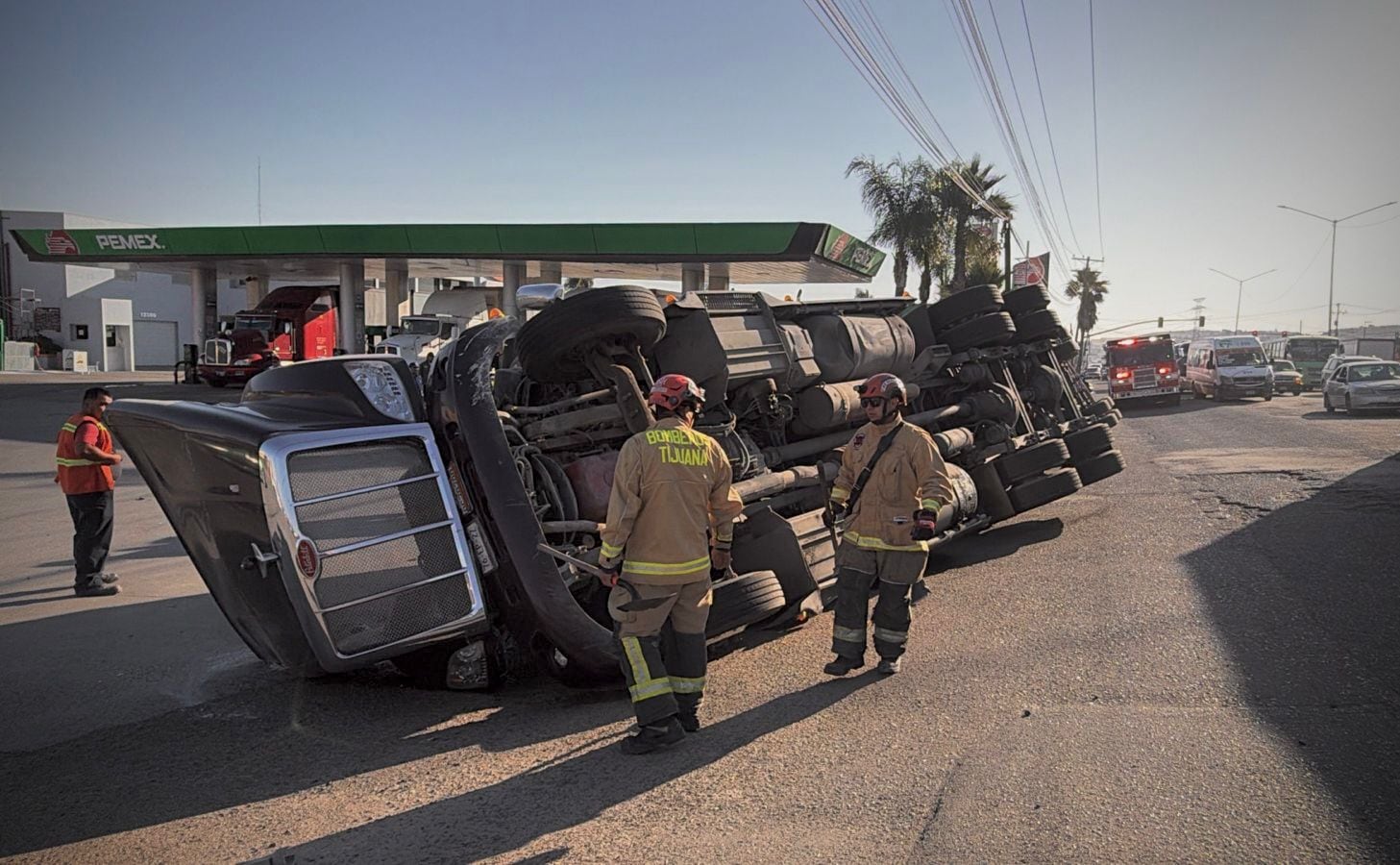Un tráiler cargado con vigas volcó sobre la carretera libre Tijuana-Tecate, a la altura de El Refugio; el conductor resultó ileso y el accidente habría ocurrido tras perder el control al orillarse sobre un desnivel. Foto: Border Zoom