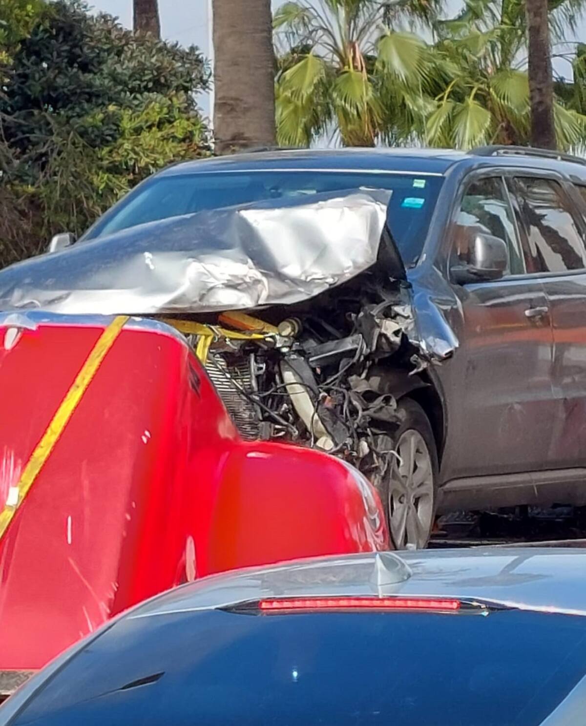 La conductora de la camioneta gris resultó ilesa.