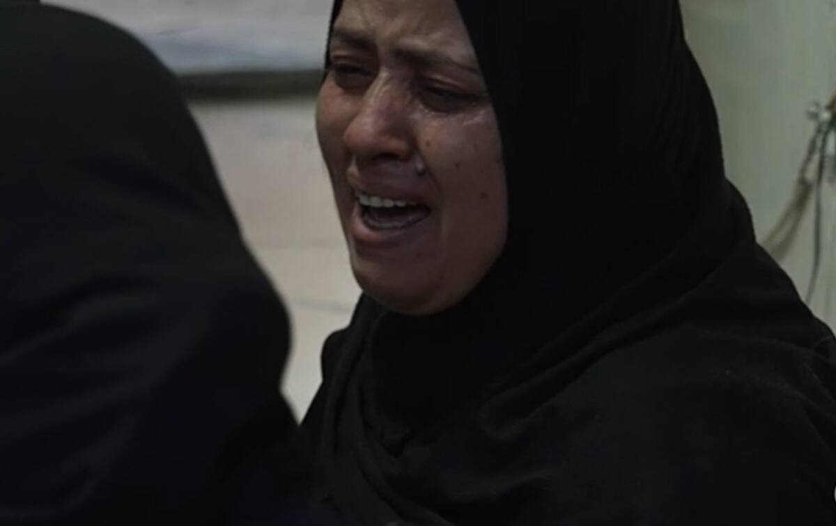 Mujer pregunta sobre sus familiares perdidos. / CNN.