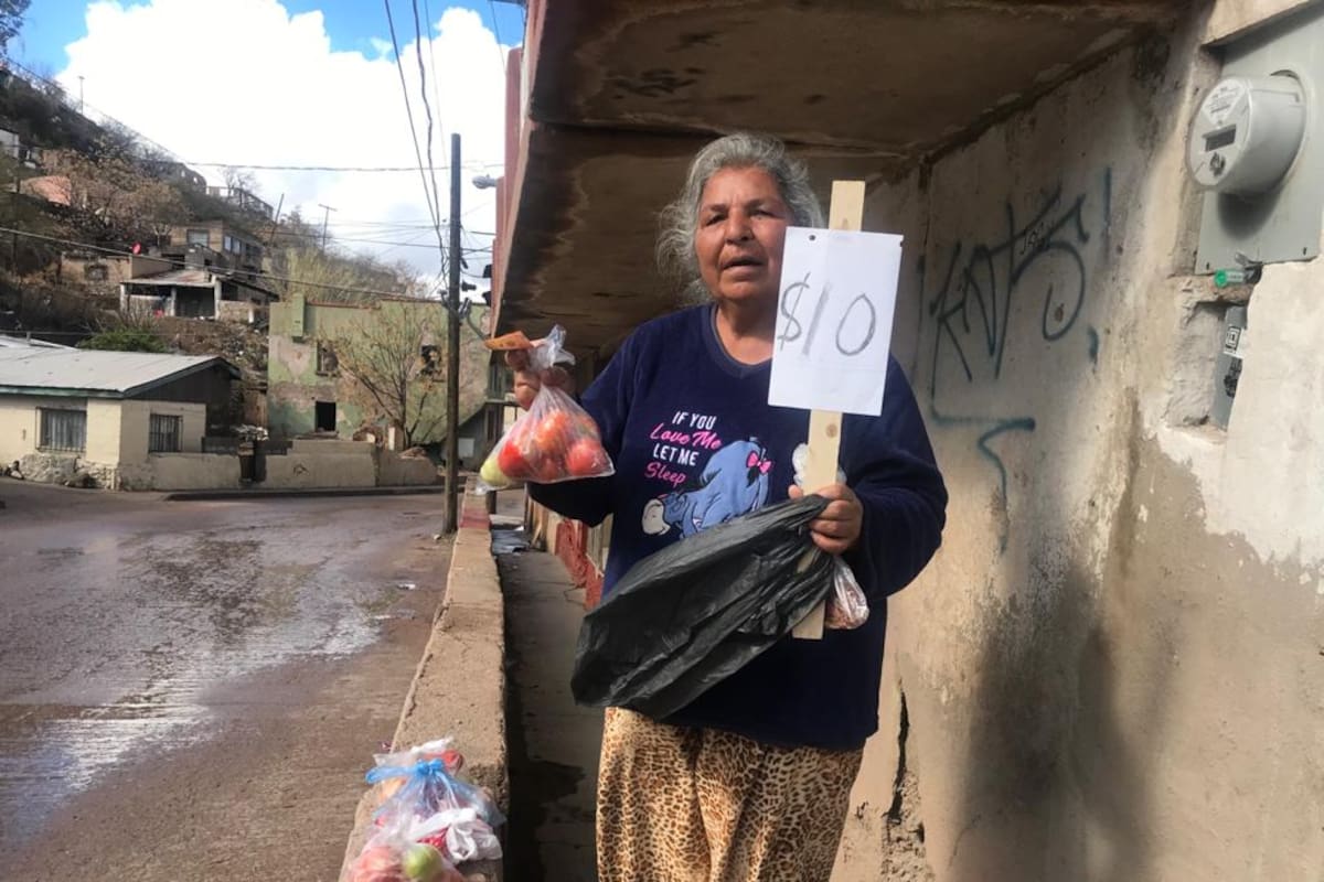 Mujer de 69 años vende tomates frescos para ayudarse