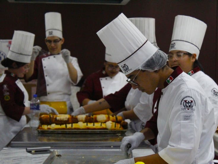 Más de 300 estudiantes elaboran Rosca de Reyes de 800 metros para los cachanillas