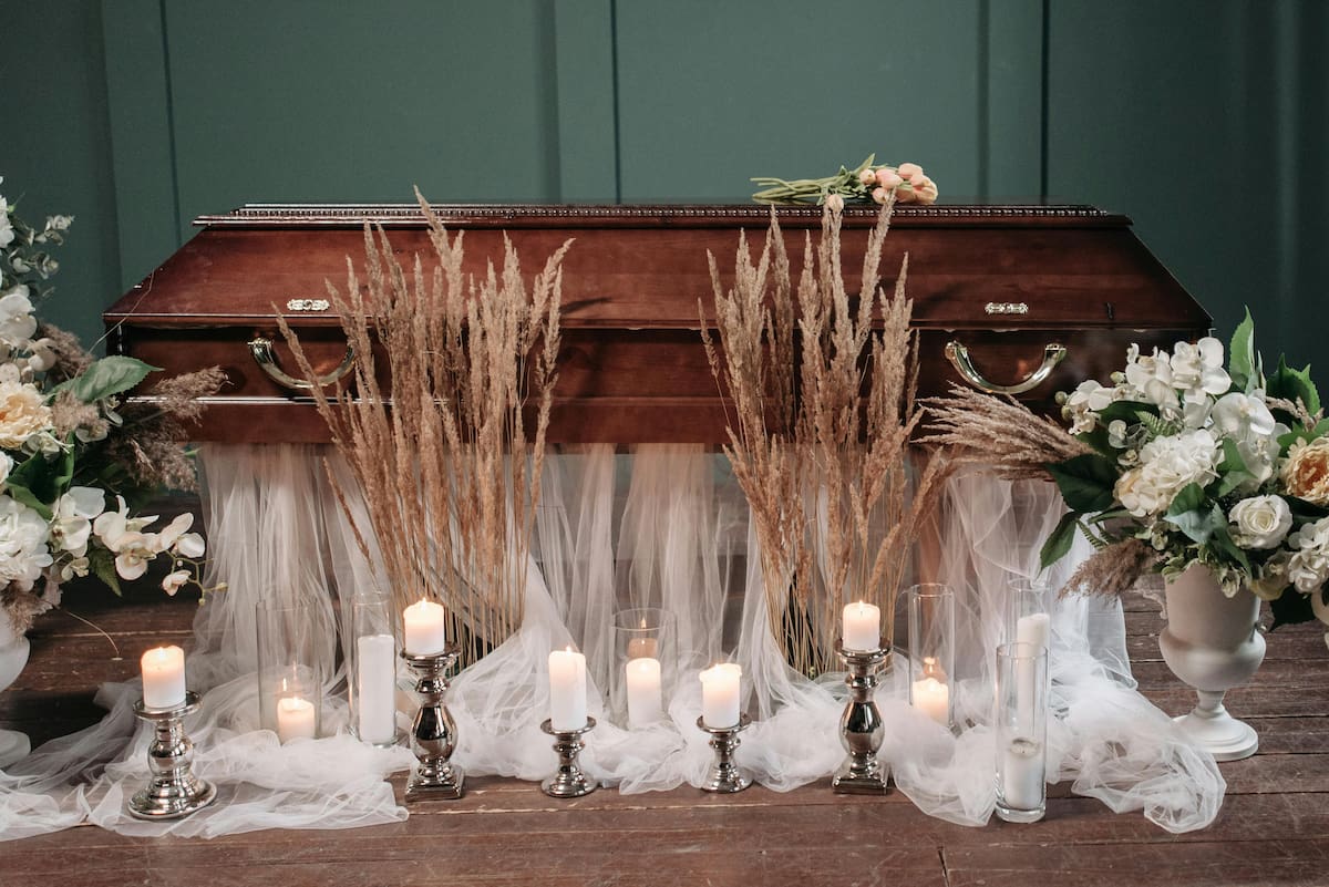 Qué regalar o llevar a un velorio: desde arreglos florales hasta artículos útiles para apoyar a los familiares en el funeral | Foto: Especial (canva)