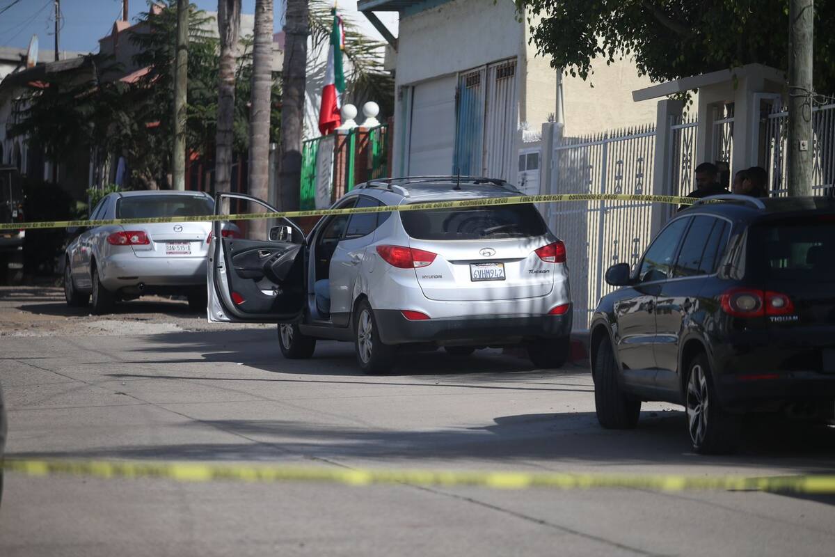 La mujer quedó sin vida dentro de la camioneta.