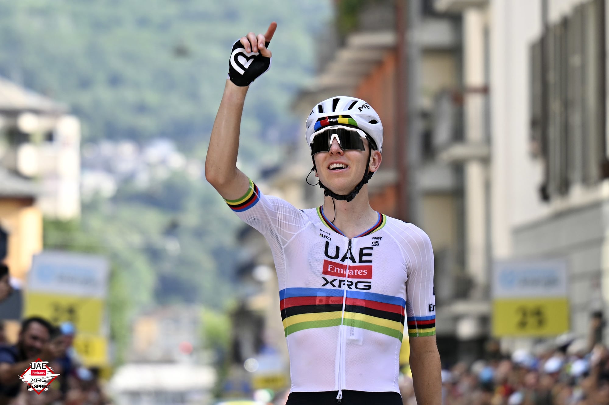 Tadej Pogacar levanta la mano en señal de triunfo. (Foto: UAE Team Emirates)