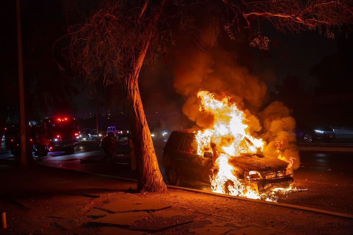 La unidad quedó completamente consumida por el fuego; no se reportaron personas lesionadas. Foto: Border Zoom