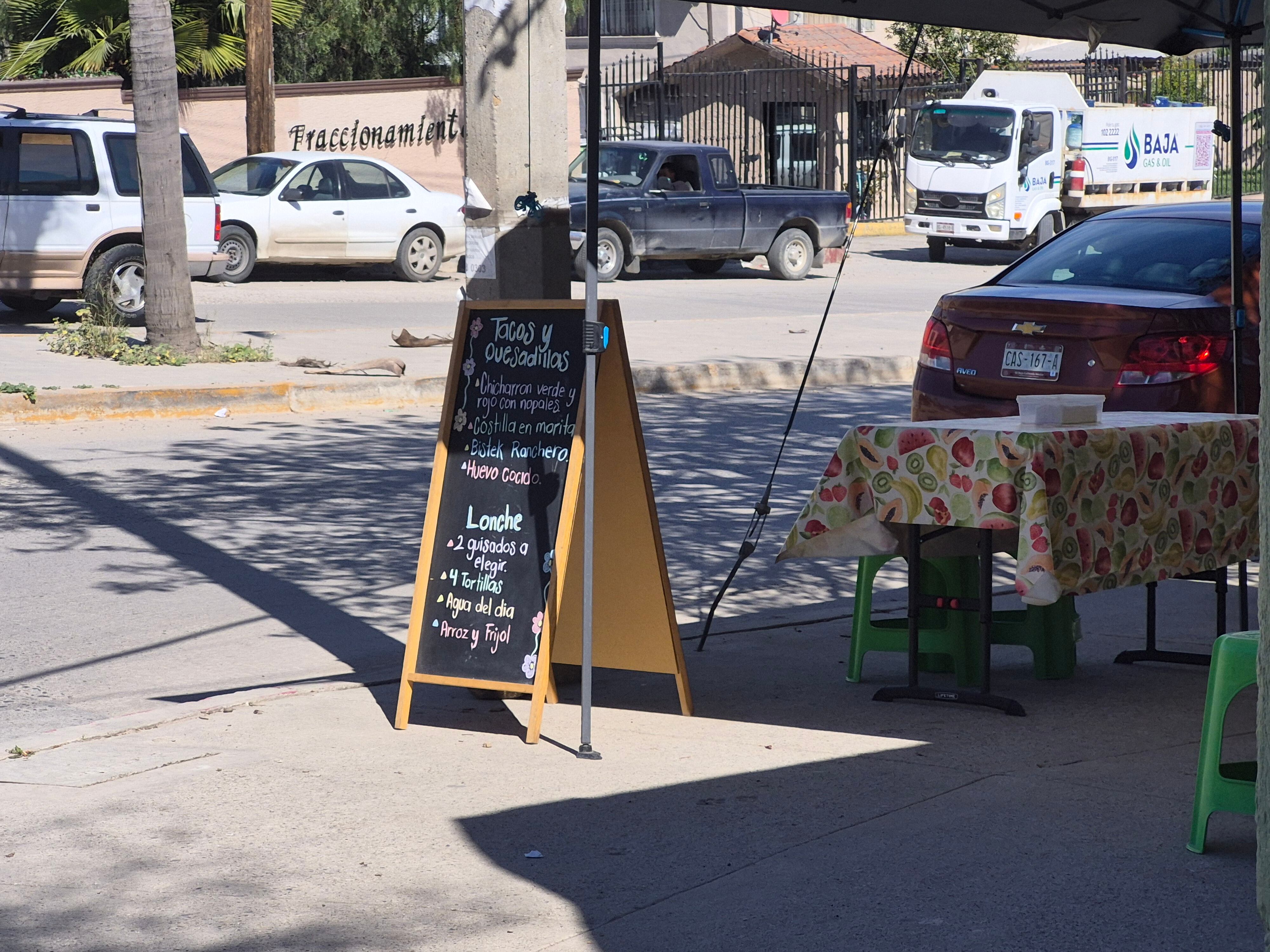 Algunos negocios permanecen cerrados sobre el bulevar Gustavo Díaz Ordaz a la altura de la colonia México Lindo, en donde comerciantes reportan menor flujo y bajas ventas. Foto: Michelle Castillo