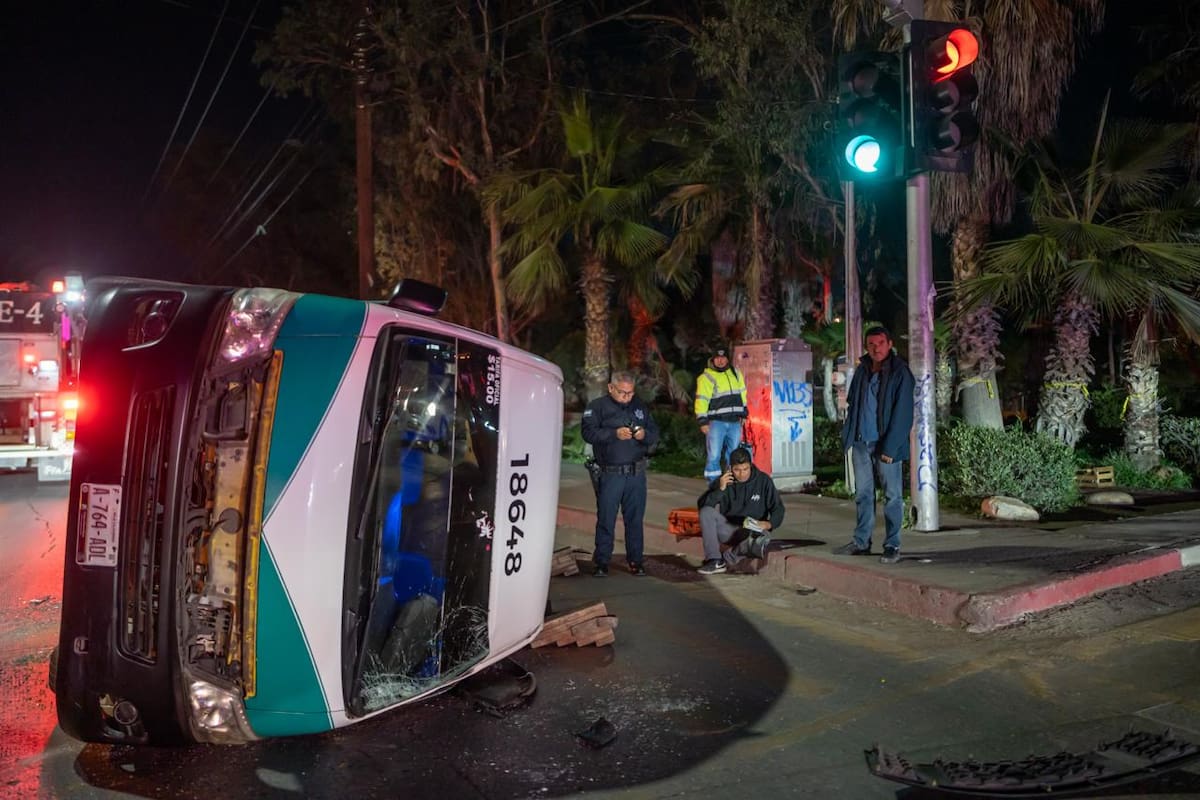 Choque y volcadura en Otay involucra taxi de ruta Otay–7076