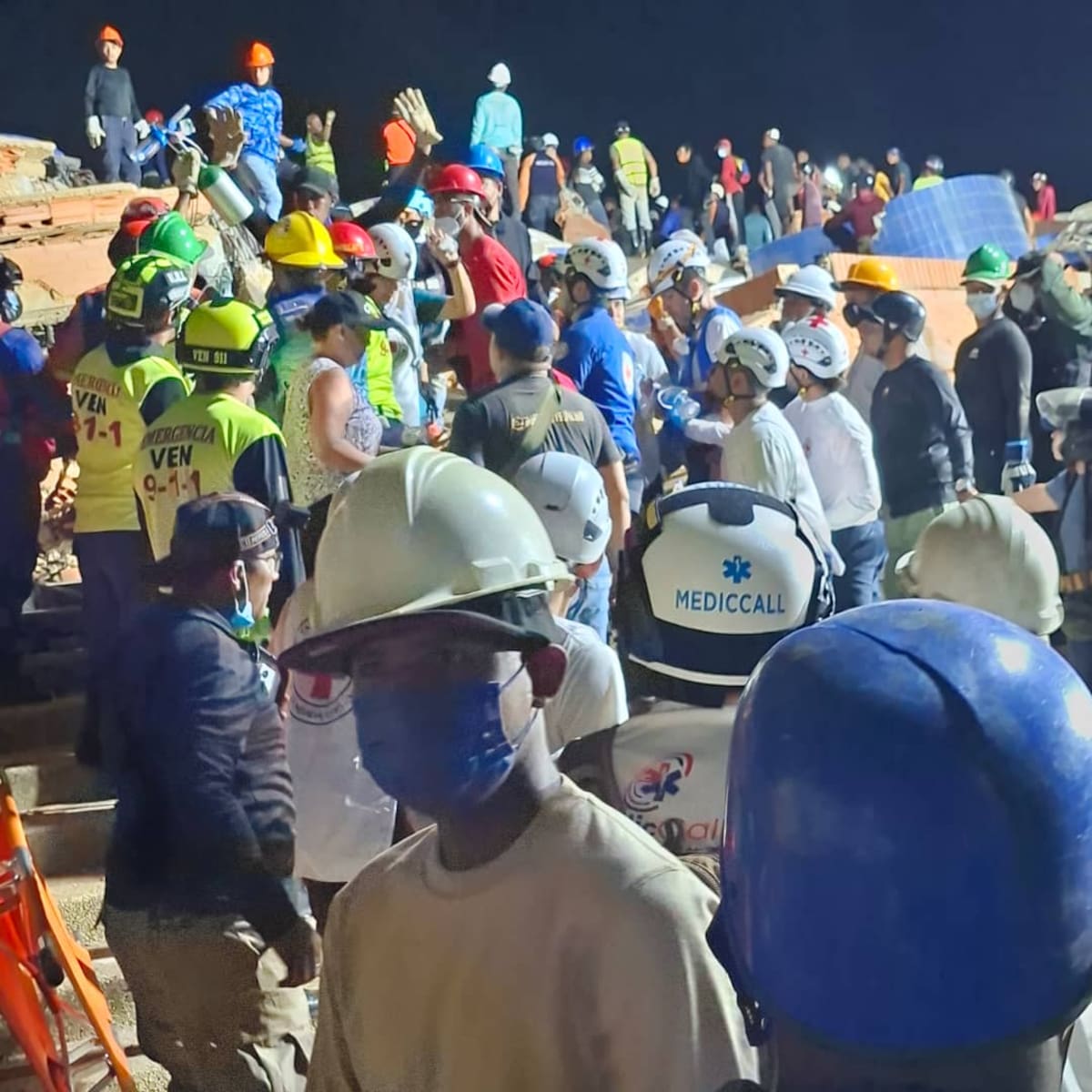 Este mismo sábado Protección Civil Falcón pidió a las personas a no seguir llevando insumos a la localidad de Tucacas ya que tienen el abastecimiento necesario para atender la contingencia. Foto: Yosman Suárez.
