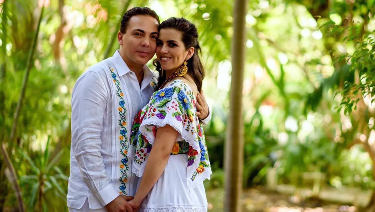 En 2017, Cristian Castro contrajo matrimonio con la violinista Victoria Carol Urbán Flores; la relación terminó a los 28 días.