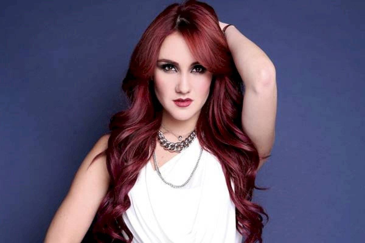 "¿No estoy yo aquí que soy tu madre?" Dulce María celebra día de la morenita con tierna imagen