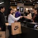 Consumidores demandan a Nike por no regresarles los aranceles anulados por la Suprema Corte; acusan que la empresa cobró hasta 10 dólares extra por productos