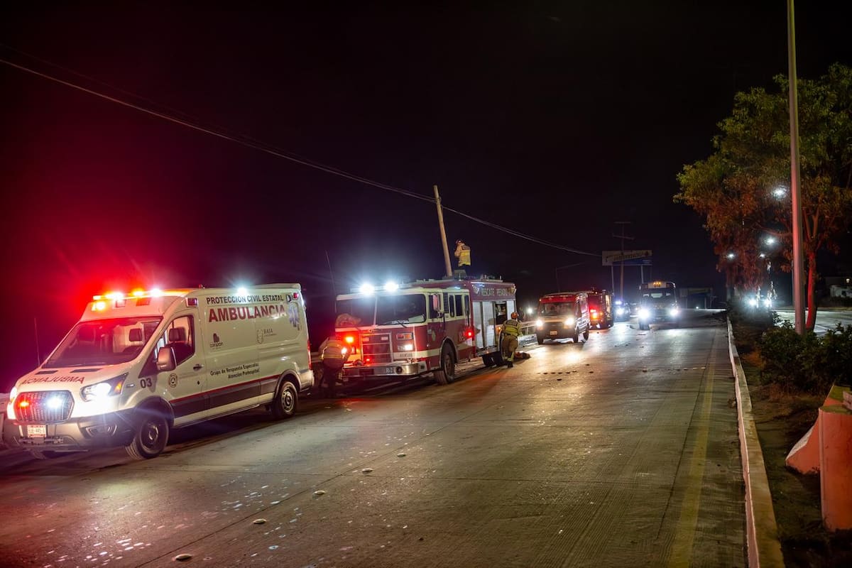 Un chofer sufrió fracturas en ambas piernas tras perder el control y caer en un barranco. Foto: Border Zoom