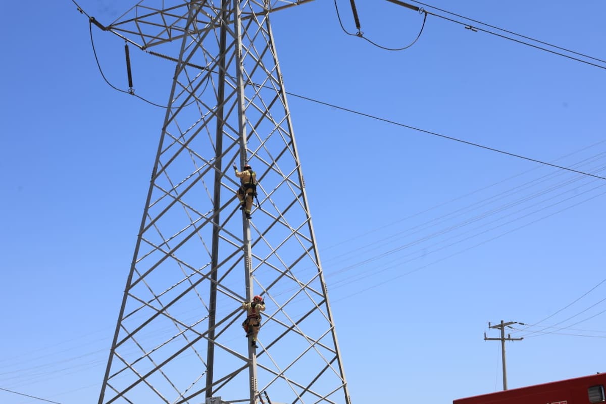 Hombre muere tras suspenderse en torre de alta tensión de la CFE en Tijuana