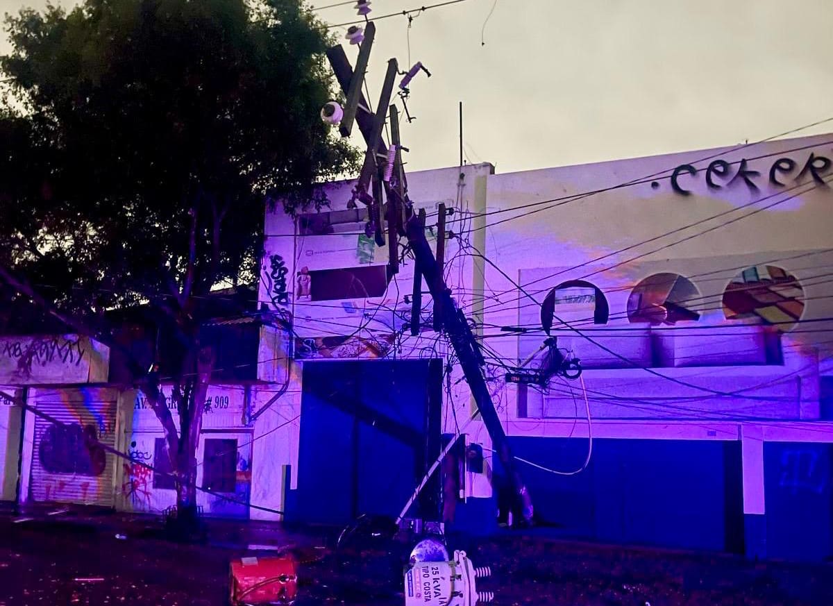 Se reportó caída de techumbres de láminas sobre tendido eléctrico y 3 postes derribados.