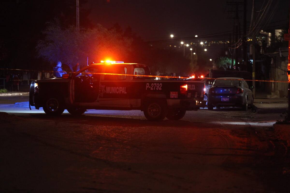 Detienen a hombre con cadáver en su vehículo