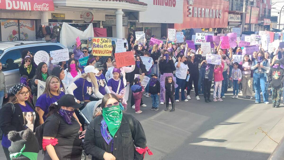 La movilización comenzó en la calle Campillo y realizó una parada en el Palacio Municipal. Foto: Manuel Jiménez