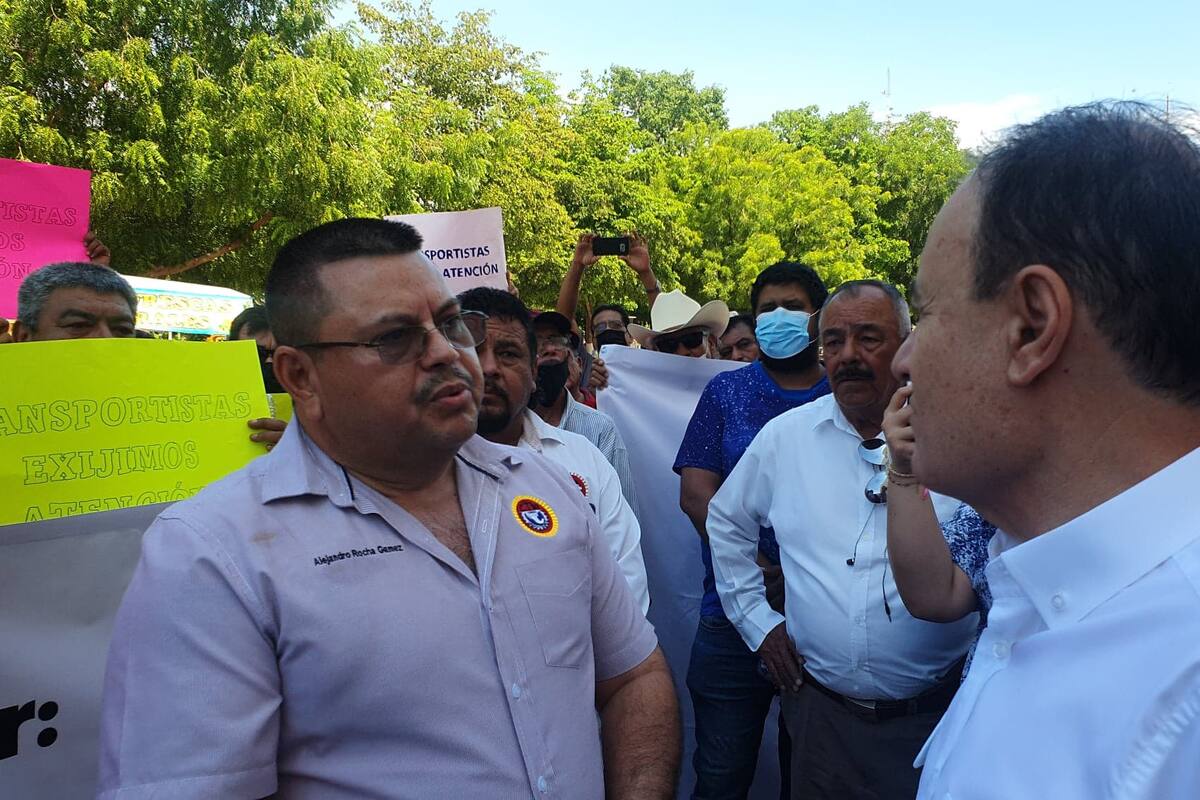 Atiende Alfonso Durazo a transportistas que se manifiestan en Palacio de Gobierno