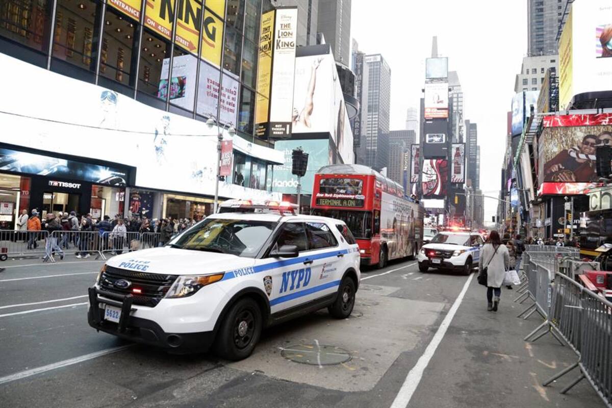 Suspenden a policía de Nueva York tras publicar meme de linchamiento a Obama