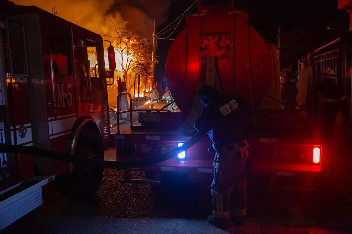 Dos incendios en distintas colonias consumieron viviendas de madera durante la madrugada, sin personas lesionadas. Foto: Border Zoom