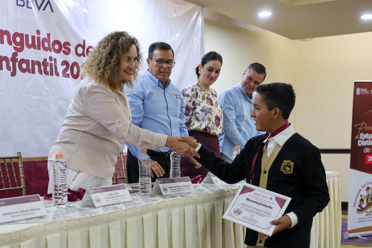 Reconocen a los 17 mejores alumnos de primaria en Baja California; recibirán beca mensual hasta concluir la secundaria