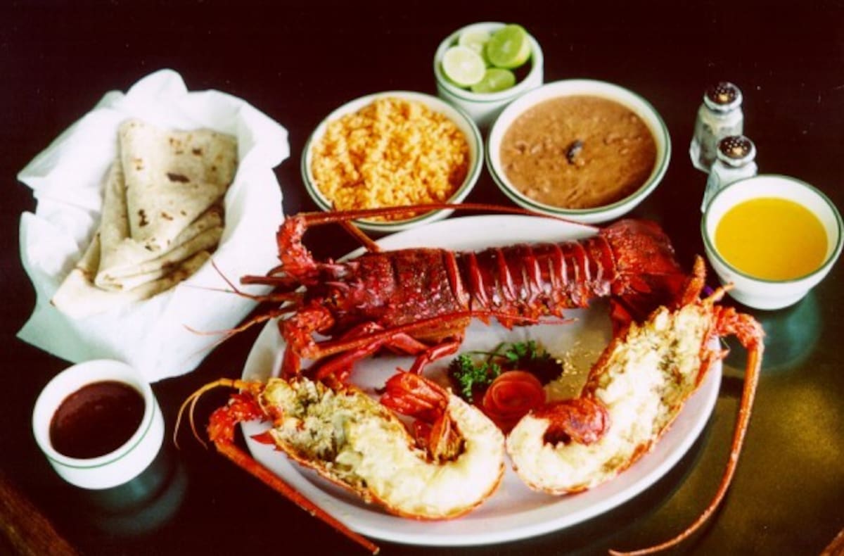 Ir a Puerto Nuevo a degustar una langosta con arroz y frijoles se ha vuelto toda una tradición para quienes visiten Baja California.