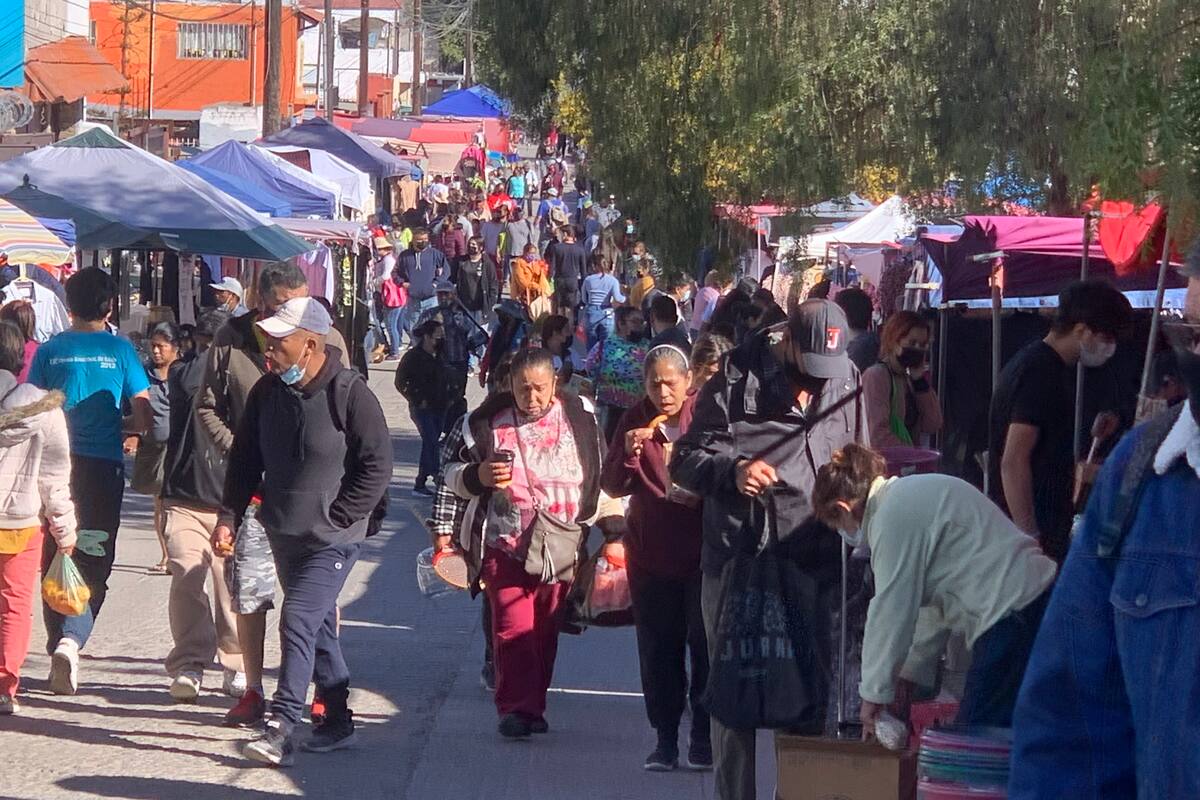 Ciudadanía bajan la guardia en mercados sobre ruedas