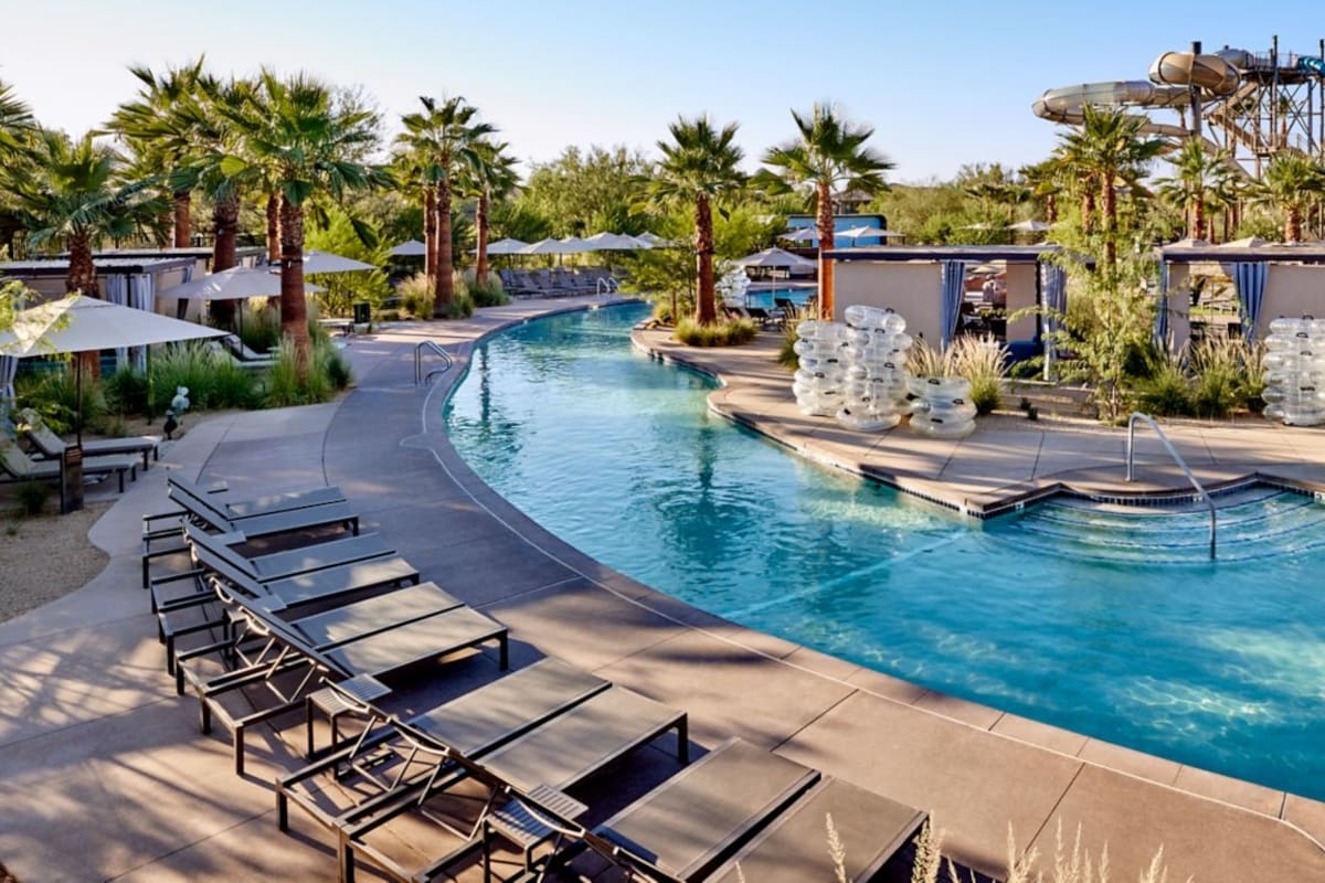 Descubre hoteles en Arizona con albercas, toboganes y ríos lentos para un verano en familia.