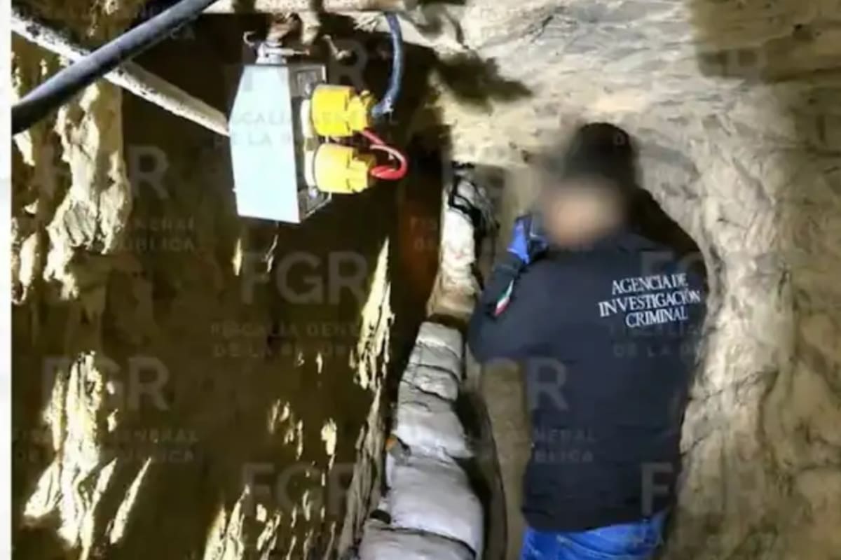 Autoridades descubrieron un túnel clandestino de 50 metros conectado directamente a un ducto activo de Pemex mediante dos mangueras de alta presión, una instalación para robar combustible que estaba reforzada con madera y equipada con electricidad, iluminación y hasta aire acondicionado